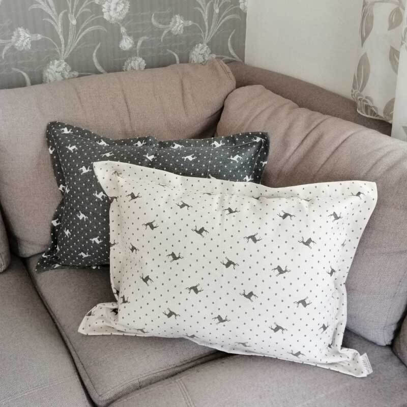 Weihnachtskissen mit Elchmotiv in beige & grau 40x60cm Weihnachtskissen mit Elchmotiv in beige & grau 40x60cm