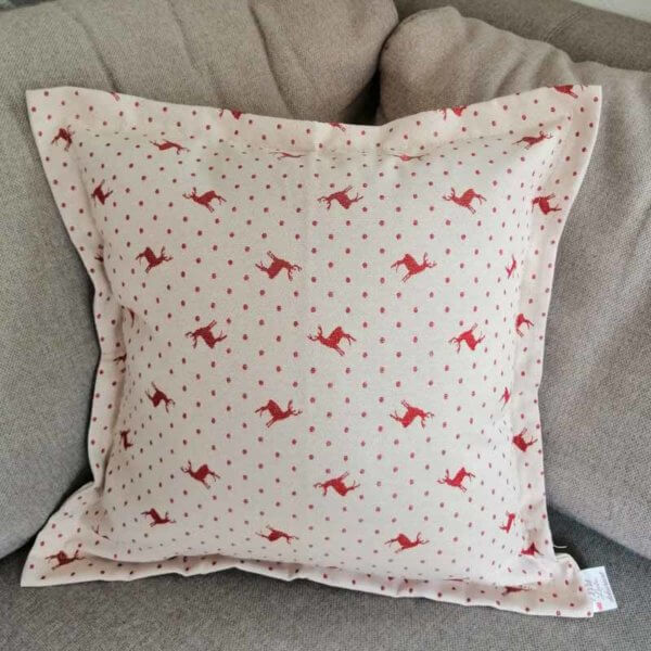 Weihnachtskissen mit Elchmotiv in beige & rot 50x50cm