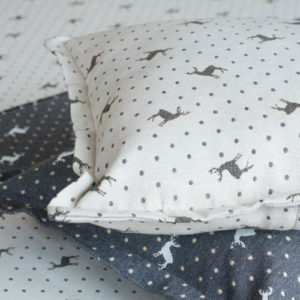 Weihnachtskissen mit Elchmotiv in beige & grau