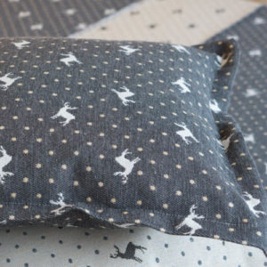 Weihnachtskissen mit Elchmuster in grau und beige