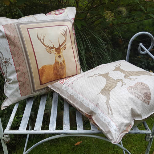 Weihnachtskissen_mit_Hirschmuster Weihnachtskissen mit zwei Hirschen