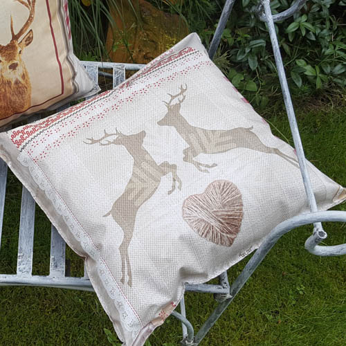 Weihnachtskissen_zwei_springende_Hirsche Weihnachtskissen mit zwei Hirschen