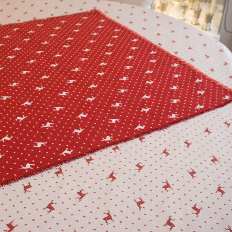 Christbaumdecke Hirschmotiv in rot Christbaumdecke Hirschmotiv in rot