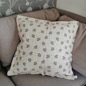 Kissenhülle Zweige grau / creme Hintergrund 50x50cm