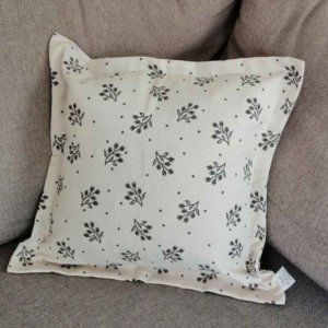 Kissenhülle Zweige grau / creme Hintergrund 40x40cm