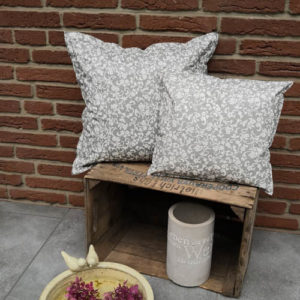 Outdoor Kissen Grau mit Blumenranken 2 Kissen