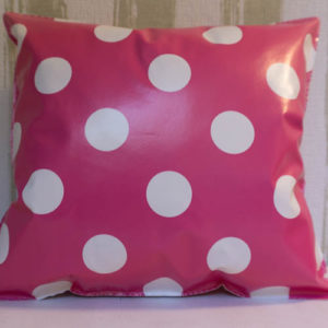 Outdoor Kissen in Pink mit großen weißen Punkten