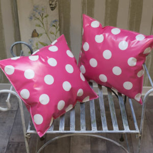 Outdoor Kissen in Pink mit großen weißen Punkten