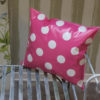 Outdoor Kissen in Pink mit großen weißen Punkten