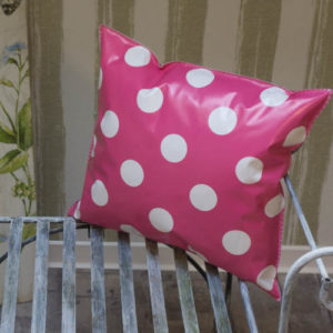 Outdoor Kissen in Pink mit großen weißen Punkten