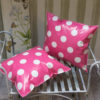 Outdoor Kissen in Pink mit großen weißen Punkten