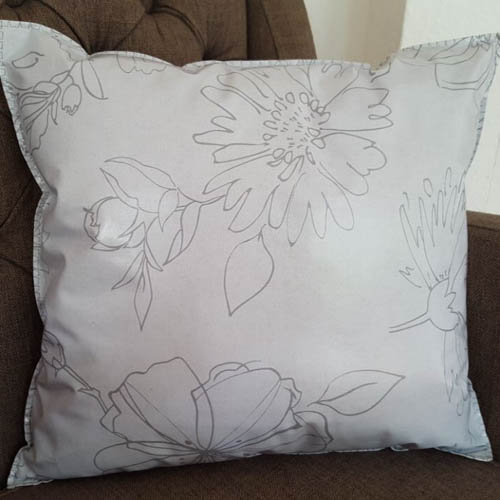 Wachstuchkissen Outdoor Kissen Blume in grau Wachstuchkissen / Outdoor Kissen Blume in grau