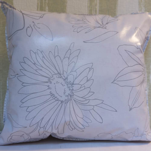 Wachstuchkissen Outdoor Kissen Blume in grau Wachstuchkissen / Outdoor Kissen Blume in grau