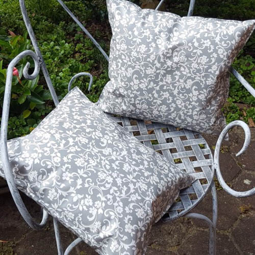 Wachstuchkissen_Grau mit weißen Ranken Outdoor Kissen Grau mit Blumenranken