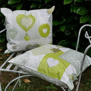 Outdoor- / Wachstuch Kissen Herzen grün