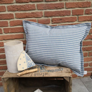 Wohnzimmerdekoration Stoffkissen blau kariert draußen
