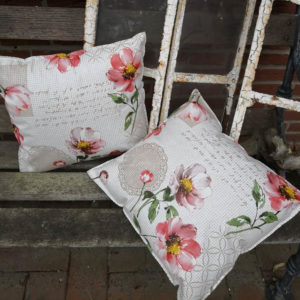 Trendiges Loungekissen Blumen für draußen auf der Bank