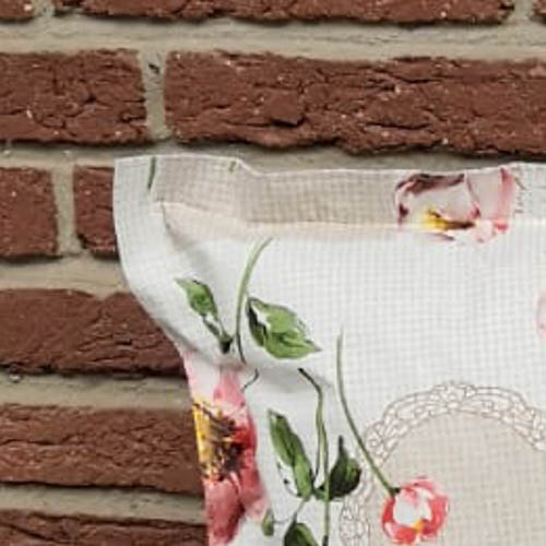 Blumen Draußen - Romantik_Shop Loungekissen Blumen umzingelter Rand