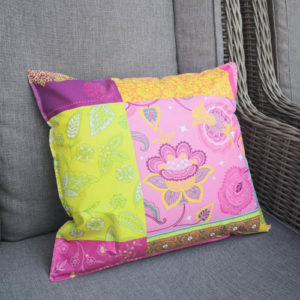 Buntes Wachstuch Kissen Boho Chic / Vintage Stil auf Sessel