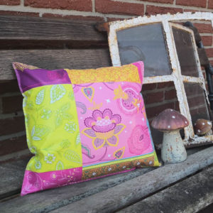 Buntes Wachstuch Kissen Boho Chic / Vintage Stil Deko auf der Bank