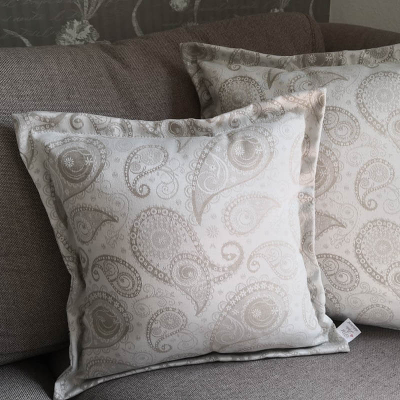Jacquard Kissenhülle Creme mit beigen Ornamenten Jacquard Kissenhülle Creme mit beigen Ornamenten auf der Couch