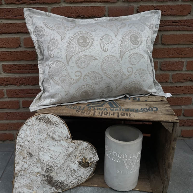 Jacquard Kissenhülle Creme mit beigen Ornamenten Jacquard Kissenhülle Creme mit beigen Ornamenten im Wintergarten