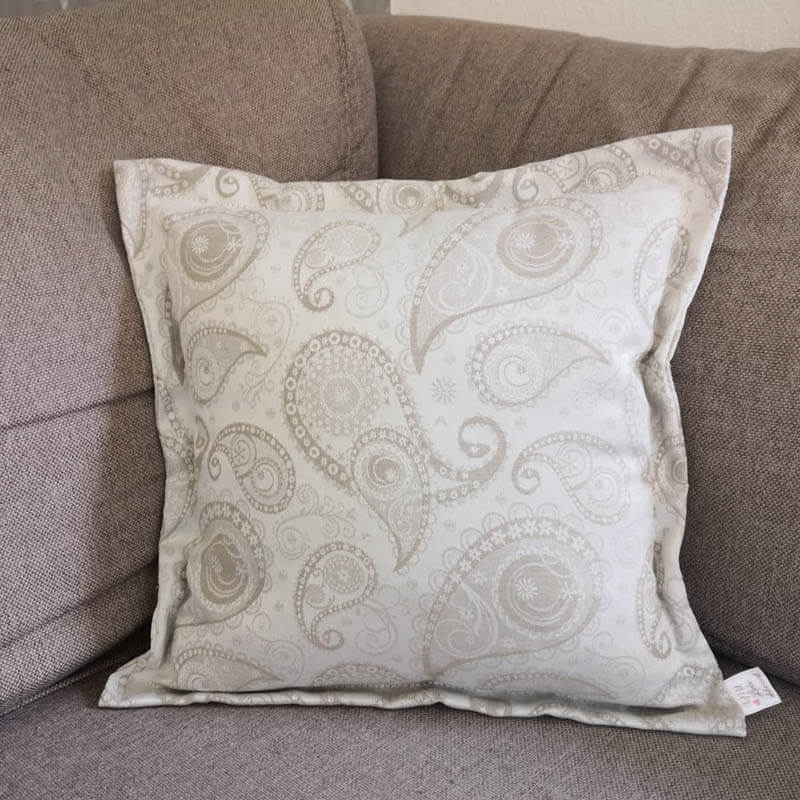 Jacquard Kissenhülle Creme mit beigen Ornamenten Jacquard Kissenhülle Creme mit beigen Ornamenten auf dem Sofa