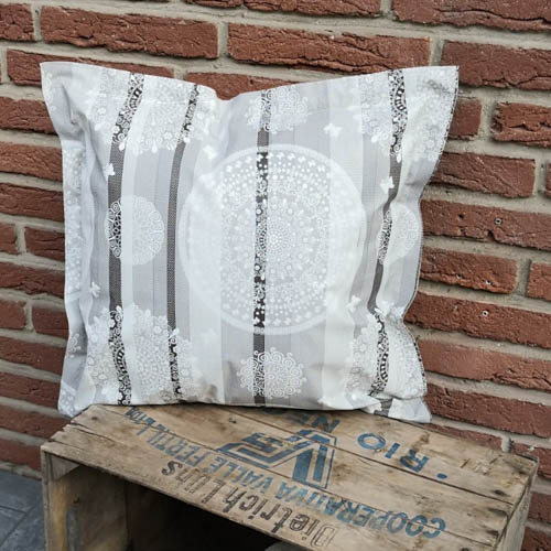 grau gestreift mit Ornamenten 50x50cm (3)_Shop Gartenkissen grau gestreift mit Ornamenten 50x50cm