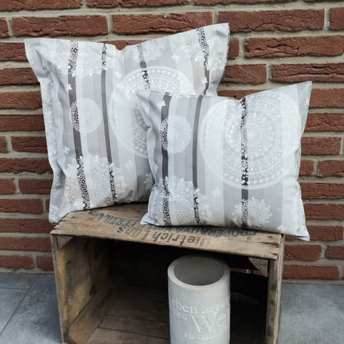 grau gestreift mit Ornamenten Shop Gartenkissen grau gestreift mit Ornamenten 38x35cm & 50x50cm Close