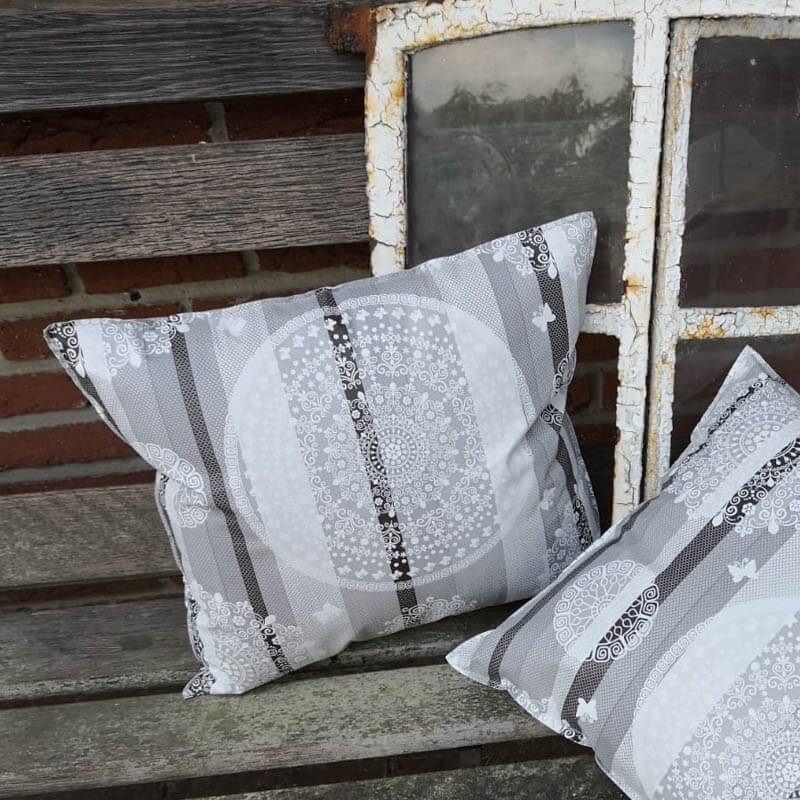 Gartenkissen grau gestreift mit Ornamenten Gartenkissen grau gestreift mit Ornamenten auf der Bank