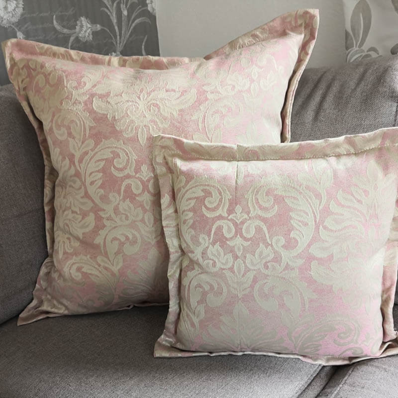 Jacquard Kissenhülle Rosa mit beigen Ornamenten Jacquard Kissenhülle Rosa mit beigen Ornamenten 2 Kisse