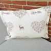 Kissenhülle Hirsch mit Herzen beige auf creme
