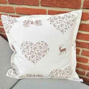 Kissenhülle Hirsch mit Herzen beige auf creme