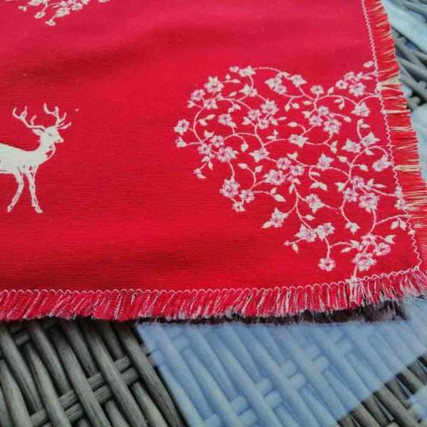 Tischdecke roter Hirsch mit Herzen (auf creme)