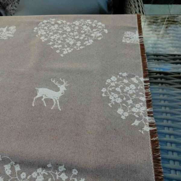 Tischläufer Hirsch mit Herzen creme auf beige
