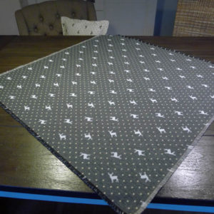 Mitteldecke Hirsch mit Punkten beige auf grau 100x100cm