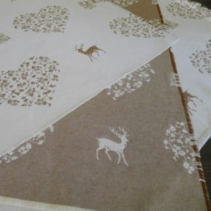 Tischdecke Hirsch mit Herzen beige auf creme Varianten