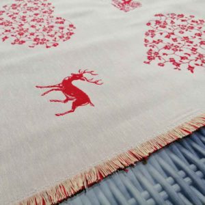 Tischläufer Hirsch mit Herzen rot auf creme - Umrandung