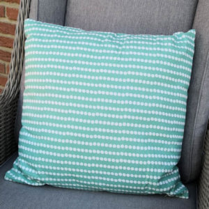 Kissen Türkis mit weißen Punkten Closeup