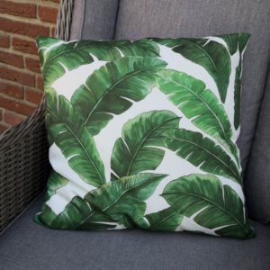 Trendiges Kissen Palmenblätter in grün closeup