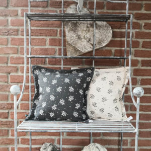 Kissenhülle Zweige Creme / grauer Hintergrund