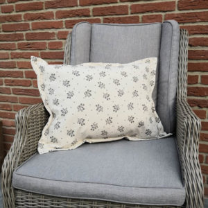 Kissenhülle Zweige grau / creme Hintergrund 45x60cm