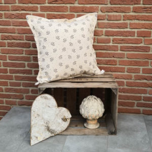 Kissenhülle Zweige grau / creme Hintergrund 50x50cm