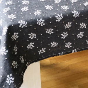 Tischdecke Zweige creme mit grauem Hintergrund Nah