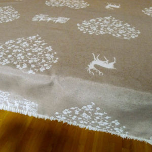 Tischdecke Hirsch mit Herzen creme