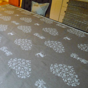 Tischdecke Hirsch mit Herzen creme auf beige