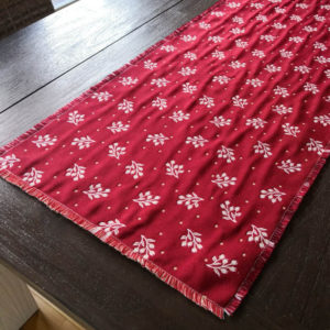 Tischläufer Zweige Creme mit rotem Hintergrund