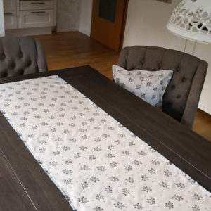 Tischläufer Zweige grau mit Hintergrund in creme