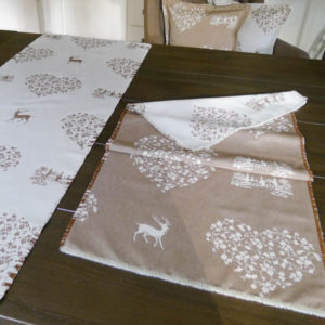 Tischläufer Hirsch mit Herzen creme auf beige Varianten