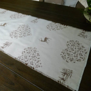 Tischläufer Hirsch mit Herzen beige auf creme Close